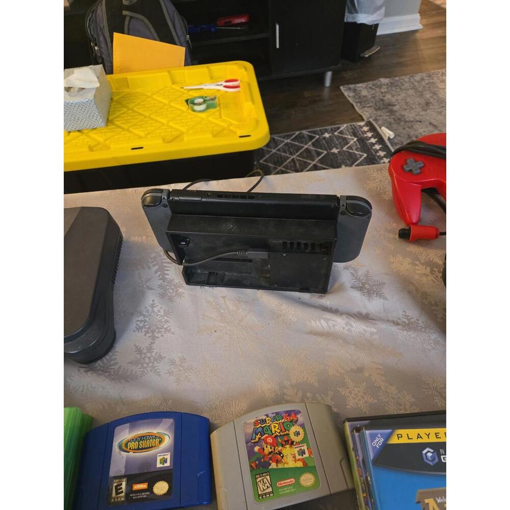 Nintendo Switch Console V1/V2 with Dock and Gray Joy-Cons - Picture 2 of 3
